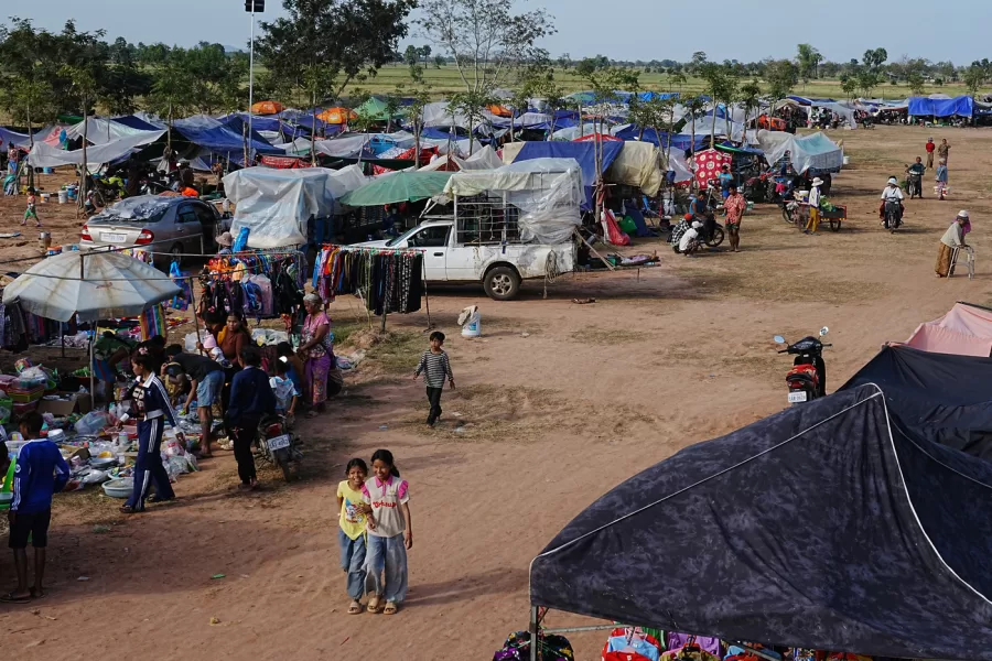 People take refuge in Wat Prasat Srahkandal, Banteay Menchey province, Cambodia Sunday, Dec. 14, 2025, after fleeing home following fighting along the Thailand-Cambodia border. (AP Photo/Heng Sinith)





Associate Press/ LaPresse
Only Italy and Spain