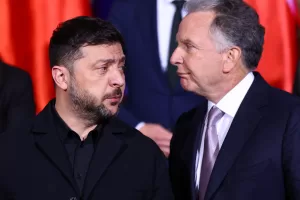 Ukraine’s President Volodymyr Zelenskyy and U.S. Special Envoy Steve Witkoff gather for a family photo at the Chancellery in Berlin, Monday, Dec. 15, 2025. (Lisi Niesner/Pool Photo via AP)





Associate Press/ LaPresse
Only Italy and Spain