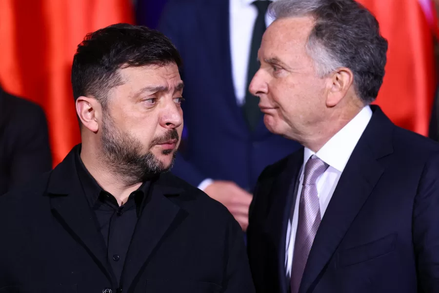 Ukraine’s President Volodymyr Zelenskyy and U.S. Special Envoy Steve Witkoff gather for a family photo at the Chancellery in Berlin, Monday, Dec. 15, 2025. (Lisi Niesner/Pool Photo via AP)





Associate Press/ LaPresse
Only Italy and Spain