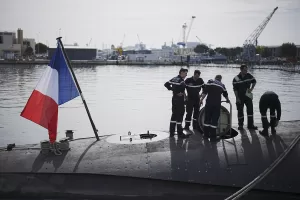 Sailors prepare a French Rubis-class submarine at the Toulon naval base in southern France, Monday, April 15, 2024. The nuclear powered submarine will be guarding France’s Charles de Gaulle aircraft carrier during training exercises dubbed Neptune Strike in the Mediterranean with the 32-nation NATO military alliance. (AP Photo/Daniel Cole)

Associated Press/LaPresse