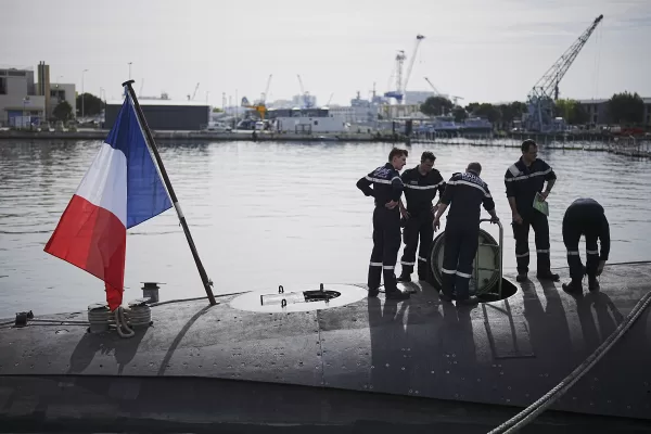 Sailors prepare a French Rubis-class submarine at the Toulon naval base in southern France, Monday, April 15, 2024. The nuclear powered submarine will be guarding France’s Charles de Gaulle aircraft carrier during training exercises dubbed Neptune Strike in the Mediterranean with the 32-nation NATO military alliance. (AP Photo/Daniel Cole)
Associated Press/LaPresse Sailors prepare a French Rubis-class submarine at the Toulon naval base in southern France, Monday, April 15, 2024. The nuclear powered submarine will be guarding France’s Charles de Gaulle aircraft carrier during training exercises dubbed Neptune Strike in the Mediterranean with the 32-nation NATO military alliance. (AP Photo/Daniel Cole)
Associated Press/LaPresse