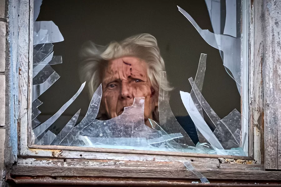 An injured elderly woman looks out of her broken window as an apartment building was hit by a Russian drone during an aerial attack in Kyiv, Ukraine, Tuesday, Dec. 23, 2025. (AP Photo/Efrem Lukatsky)





Associate Press/ LaPresse
Only Italy and Spain