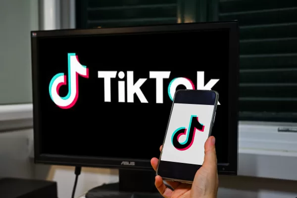 TIK TOK TIKTOK SCHERMO CELLULARE