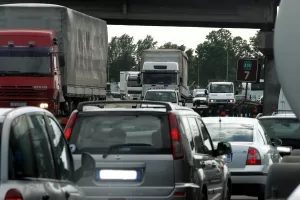 ©Vincenzo Coraggio / LaPresse
23-06-2004  Bologna
Interni
Con la stagione estiva cresce il traffico in autostrada
Nella foto  traffico incolonnato sull’autostrada del Sole