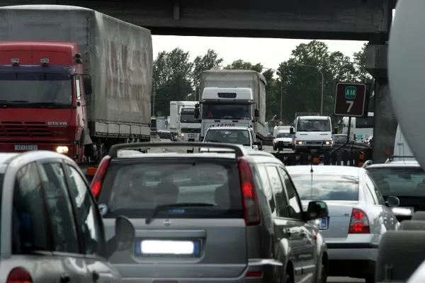 ©Vincenzo Coraggio / LaPresse
23-06-2004  Bologna
Interni
Con la stagione estiva cresce il traffico in autostrada
Nella foto  traffico incolonnato sull’autostrada del Sole