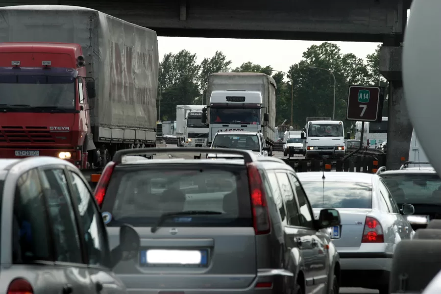©Vincenzo Coraggio / LaPresse
23-06-2004  Bologna
Interni
Con la stagione estiva cresce il traffico in autostrada
Nella foto  traffico incolonnato sull’autostrada del Sole