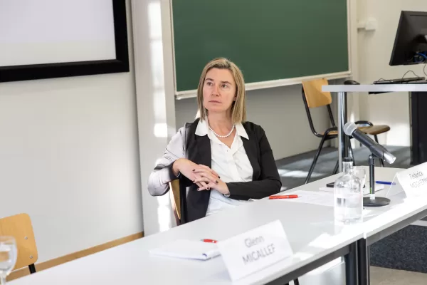 Il PD scarica Mogherini. Schlein, addio garantismo: con Giuseppe lo “spazzacorrotti” solo impulsi forcaioli