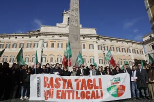 Manifestazione contro i tagli agli enti locali inseriti nella manovra  la manovra economica  Ñ RomaÑItalia Ñ Mercoled 19 Novembre 2025 – Cronaca – (foto di Cecilia Fabiano/ LaPresse) 

Demonstration against the cuts to local authorities included in the economic planÑ RomeÑItaly Ñ Wednesday  November 17, 2025 – News – (photo by Cecilia Fabiano/LaPresse)