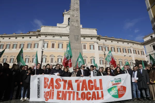 Manifestazione contro i tagli agli enti locali inseriti nella manovra  la manovra economica  Ñ RomaÑItalia Ñ Mercoled 19 Novembre 2025 – Cronaca – (foto di Cecilia Fabiano/ LaPresse) 

Demonstration against the cuts to local authorities included in the economic planÑ RomeÑItaly Ñ Wednesday  November 17, 2025 – News – (photo by Cecilia Fabiano/LaPresse)