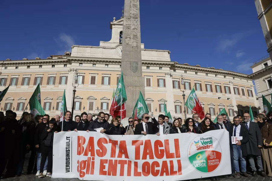 Manifestazione contro i tagli agli enti locali inseriti nella manovra  la manovra economica  Ñ RomaÑItalia Ñ Mercoled 19 Novembre 2025 – Cronaca – (foto di Cecilia Fabiano/ LaPresse) 

Demonstration against the cuts to local authorities included in the economic planÑ RomeÑItaly Ñ Wednesday  November 17, 2025 – News – (photo by Cecilia Fabiano/LaPresse)