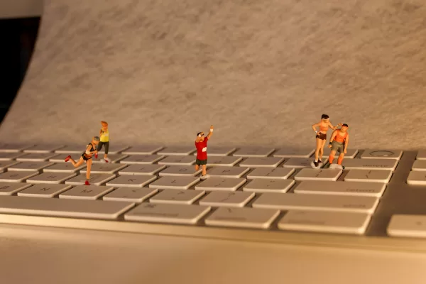 Dipendenze digitali, gli algoritmi sono calderoni, non oracoli. La tecnologia più potente è nulla senza una mente lucida per guidarla