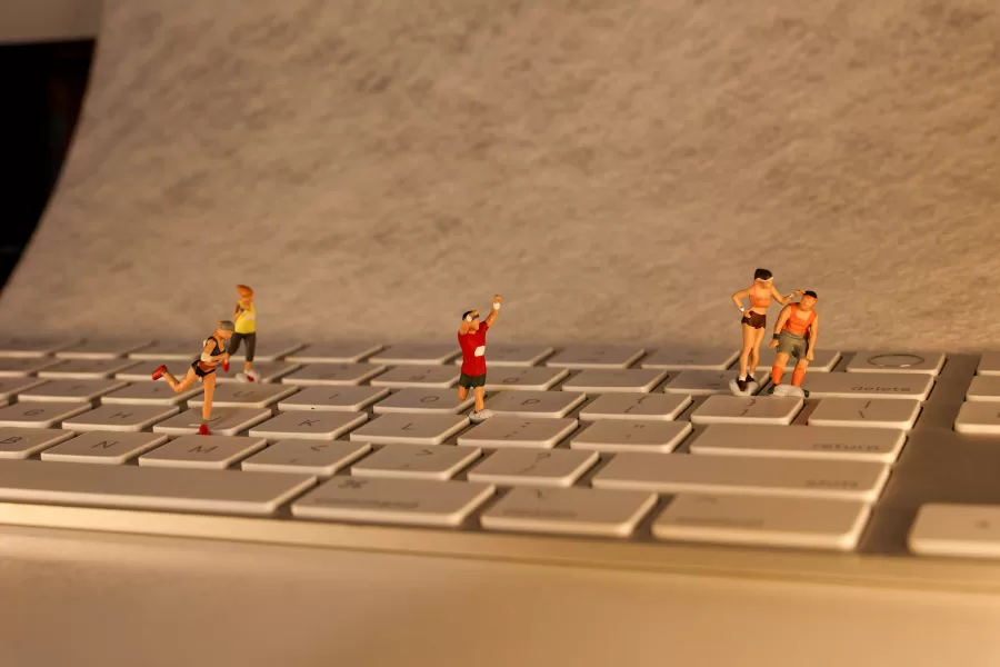 Dipendenze digitali, gli algoritmi sono calderoni, non oracoli. La tecnologia più potente è nulla senza una mente lucida per guidarla