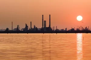 PORTO DI MARGHERA POLO INDUSTRIALE VENEZIA IMPAINTI IMPIANTO AREA PORTUALE TRAMONTO