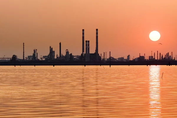 PORTO DI MARGHERA POLO INDUSTRIALE VENEZIA IMPAINTI IMPIANTO AREA PORTUALE TRAMONTO