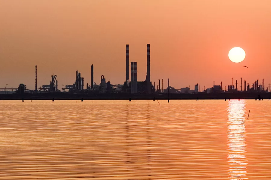 PORTO DI MARGHERA POLO INDUSTRIALE VENEZIA IMPAINTI IMPIANTO AREA PORTUALE TRAMONTO