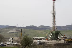 Foto Emiliano Albensi/LaPresse
04/04/2016 Corleto Perticara (PZ)
Cronaca
Petrolio: inchiesta Eni e Total in Basilicata
Nella foto: il pozzo di estrazione Gorgoglione 2, che fa parte del progetto Tempa Rossa di Total, in Basilicata Foto Emiliano Albensi/LaPresse
04/04/2016 Corleto Perticara (PZ)
Cronaca
Petrolio: inchiesta Eni e Total in Basilicata
Nella foto: il pozzo di estrazione Gorgoglione 2, che fa parte del progetto Tempa Rossa di Total, in Basilicata