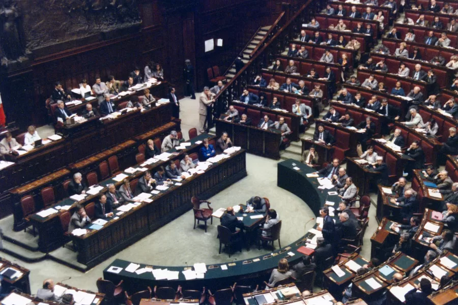 27-05-1998 Roma
archivio storico
La Camera dei deputati (a volte chiamata più semplicemente Camera), nel sistema politico italiano, è una delle due assemblee legislative o camere, insieme al Senato della Repubblica, che costituiscono il Parlamento italiano. Dal 1861 al 1946 esistette la Camera dei deputati del Regno d’Italia, eccetto che per una breve parentesi tra il 1939 e il 1943, quando cambiò denominazione in Camera dei fasci e delle corporazioni. I due rami del Parlamento si rapportano secondo un sistema bicamerale perfetto o paritario, cioè svolgono in pari grado le stesse funzioni, anche se separatamente.
nella foto: Camera dei deputati. Parlamento. Dibattito alla Camera sulla Bicamerale. Aula durante l’intervento di D’Alema

Busta n° 3418