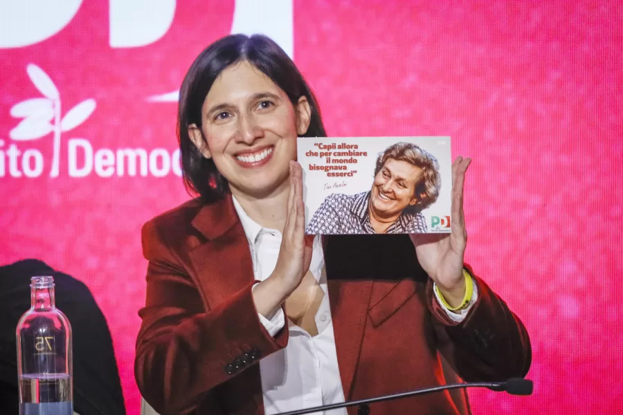 ELLY SCHLEIN, SEGRETARIA PD PRESENTA LA NUOVA TESSERA DEL PD RAFFIGURANTE TINA ANSELMI