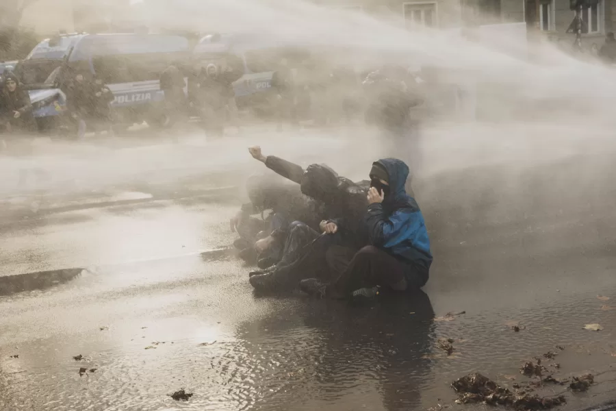 Le forze dell’ordine sgomberano il presidio cittadino in strada a seguito della perquisizione nell’immobile del centro sociale Askatasuna, in corso Regina Margherita 47. Torino, Italia – 18 Dicembre 2025 – Cronaca – (Foto Andrea Alfano/LaPresse)

Police evacuate the citizen defence beacause of police search in Askatasuna community center headquarter in corso Regina Margherita 47.  Turin, Italy – 18 December 2025 – News – (Photo Andrea Alfano/LaPresse)