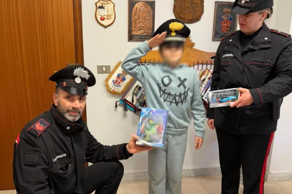 A 11 anni va in strada a vendere giocattoli e disegni: “Devo comprare il regalo di Natale alla mia sorellina, non voglio chiedere i soldi a papà”