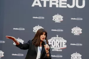 Atreju, il triste show di Bernini contro le proteste degli studenti: “Siete dei poveri comunisti”. La folla si fomenta ricordando Berlusconi