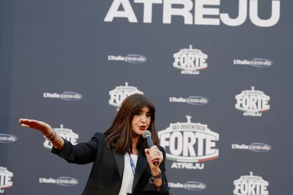 Atreju, il triste show di Bernini contro le proteste degli studenti: “Siete dei poveri comunisti”. La folla si fomenta ricordando Berlusconi