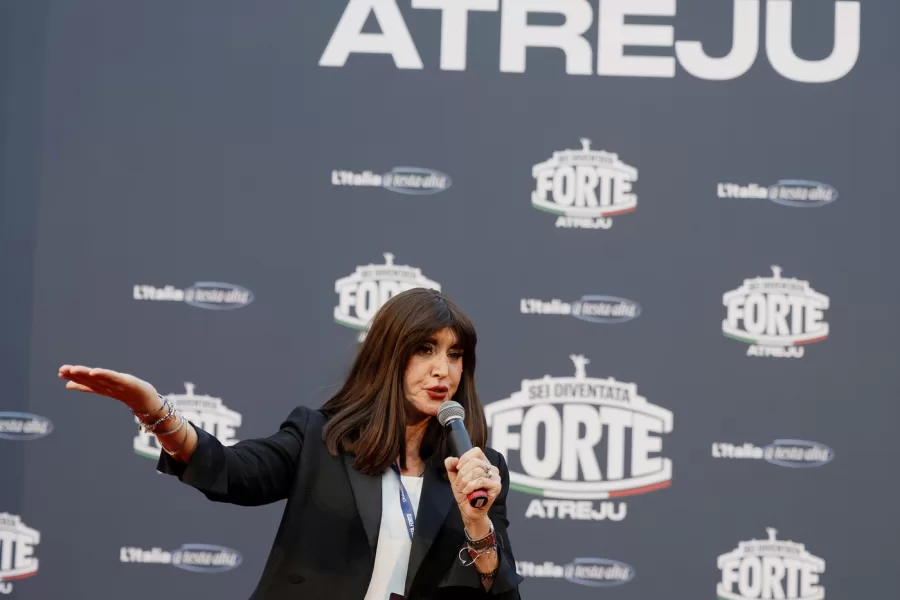 Atreju, il triste show di Bernini contro le proteste degli studenti: “Siete dei poveri comunisti”. La folla si fomenta ricordando Berlusconi