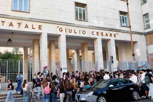 Lista stupri, le ragazze del Giulio Cesare esposte come bersagli. Tra i liceali c’è ancora violenza e sessismo