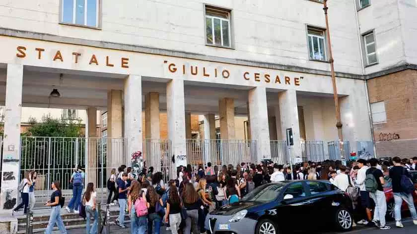Lista stupri, le ragazze del Giulio Cesare esposte come bersagli. Tra i liceali c’è ancora violenza e sessismo