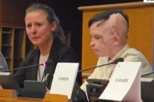 Il dramma del piccolo Roman Oleksiv fa piangere la traduttrice del parlamento Ue: ma l’Italia tace sui bimbi ucraini uccisi e rapiti da Putin