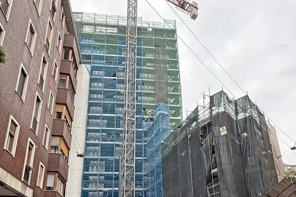 Inchiesta Urbanistica Milano, la narrazione della città che funziona messa in discussione un sequestro dopo l’altro. Ma in Comune ci si azzuffa sugli assessorati…