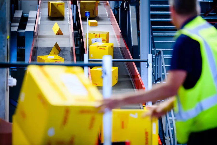 DHL GLOBAL FORWARDING
EXPRESS
TRASPORTO AEREO
SPEDIZIONI AEREE
DI MERCE MERCI
SPEDIZIONE AEREA
CORRIERE ESPRESSO
CENTRO IMPIANTO DI SMISTAMENTO PACCHI
PACCO