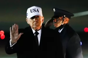 FILE – President Donald Trump waves after arriving on Air Force One from Florida, Jan. 11, 2026, at Joint Base Andrews, Md. (AP Photo/Julia Demaree Nikhinson, File)





Associate Press/ LaPresse
Only Italy and Spain