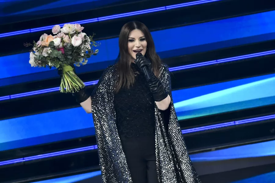 Laura Pausini conduttrice di Sanremo, la cantante “moderata” che piace anche al governo. Quando non cantò ‘Bella Ciao’