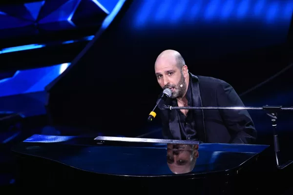 Checco Zalone, l’uomo da 40 milioni destinato a Sanremo 2026. Il corteggiamento di Carlo Conti: “Lo invidiavo ad Amadeus”