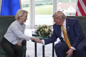 President Donald Trump shakes hands with European Commission President Ursula von der Leyen as they meet at the Trump Turnberry golf course in Turnberry, Scotland Sunday, July 27, 2025. (AP Photo/Jacquelyn Martin)
Associated Press / LaPresse
Only italy and spain President Donald Trump shakes hands with European Commission President Ursula von der Leyen as they meet at the Trump Turnberry golf course in Turnberry, Scotland Sunday, July 27, 2025. (AP Photo/Jacquelyn Martin)
Associated Press / LaPresse
Only italy and spain