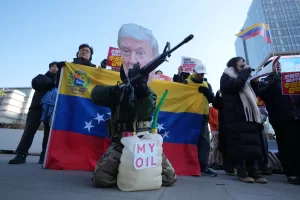 A man wearing a mask of U.S. President Donald Trump holds a mock gun during a rally denouncing the U.S. government and Trump after the U.S. captured Venezuelan President Nicolás Maduro, near the U.S. Embassy in Seoul, South Korea, Monday, Jan. 5, 2026. (AP Photo/Lee Jin-man)
Associate Press/ LaPresse
Only Italy and Spain A man wearing a mask of U.S. President Donald Trump holds a mock gun during a rally denouncing the U.S. government and Trump after the U.S. captured Venezuelan President Nicolás Maduro, near the U.S. Embassy in Seoul, South Korea, Monday, Jan. 5, 2026. (AP Photo/Lee Jin-man)
Associate Press/ LaPresse
Only Italy and Spain