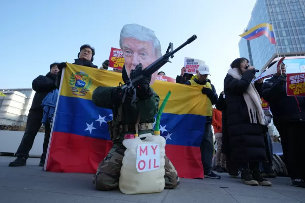 A man wearing a mask of U.S. President Donald Trump holds a mock gun during a rally denouncing the U.S. government and Trump after the U.S. captured Venezuelan President Nicolás Maduro, near the U.S. Embassy in Seoul, South Korea, Monday, Jan. 5, 2026. (AP Photo/Lee Jin-man)





Associate Press/ LaPresse
Only Italy and Spain