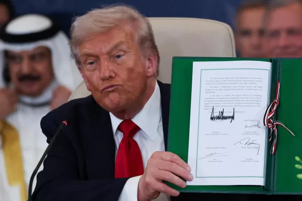 President Donald Trump holds a signed document during a summit to support ending the more than two-year Israel-Hamas war in Gaza after a breakthrough ceasefire deal, Monday, Oct. 13, 2025, in Sharm El Sheikh, Egypt. (Suzanne Plunkett/Pool via AP)


Associated Press/LaPresse