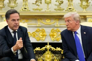 President Donald Trump meets with NATO Secretary General Mark Rutte in the Oval Office of the White House, Wednesday, Oct. 22, 2025, in Washington. (AP Photo/Alex Brandon)

Associated Press/LaPresse