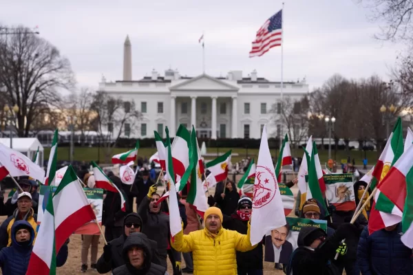 Supporters of the National Council of Resistance of Iran rally outside the White House for regime change in Iran, Wednesday, Dec. 31, 2025, in Washington. (AP Photo/Evan Vucci) 


Associated Press / LaPresse
Only italy and spain