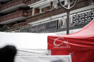 Le Constellation bar, where a devastating fire left dead and injured during the New Year’s celebrations is seen in Crans-Montana, Swiss Alps, Switzerland, Friday morning, Jan. 2, 2026. (Photo Marco Alpozzi /LaPresse) 

Il bar Le Constellation, dove un devastante incendio ha provocato morti e feriti durante i festeggiamenti di Capodanno, è visibile a Crans-Montana, Alpi svizzere, Svizzera, venerdì mattina, 2 gennaio 2026. (Foto Marco Alpozzi /LaPresse)