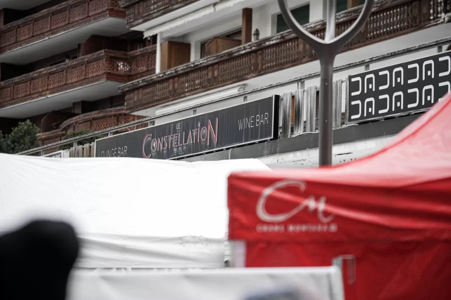 Le Constellation bar, where a devastating fire left dead and injured during the New Year’s celebrations is seen in Crans-Montana, Swiss Alps, Switzerland, Friday morning, Jan. 2, 2026. (Photo Marco Alpozzi /LaPresse) 

Il bar Le Constellation, dove un devastante incendio ha provocato morti e feriti durante i festeggiamenti di Capodanno, è visibile a Crans-Montana, Alpi svizzere, Svizzera, venerdì mattina, 2 gennaio 2026. (Foto Marco Alpozzi /LaPresse)