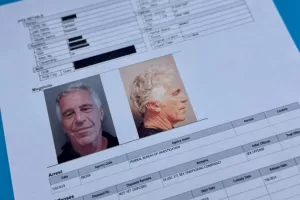 Documents that were included in the U.S. Department of Justice release of the Jeffrey Epstein files are photographed Friday, Jan. 2, 2026. (AP Photo/Jon Elswick)





Associate Press/ LaPresse
Only Italy and Spain