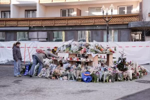 Flowers and votive lights are brought near the Le Constellation bar, where a devastating fire caused deaths and injuries during New YearÕs celebrations in Crans-Montana, Swiss Alps, Switzerland, Saturday, January 3, 2026. (Photo by Marco Alpozzi /LaPresse)



Fiori e candele votive sono stati portati vicino al bar Le Constellation, dove un devastante incendio ha causato morti e feriti durante i festeggiamenti di Capodanno a Crans-Montana. Alpi svizzere, Svizzera, sabato 3 gennaio 2026. (Foto Marco Alpozzi /LaPresse)
