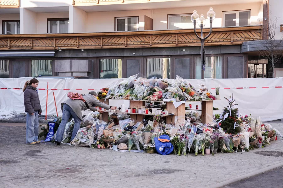 Flowers and votive lights are brought near the Le Constellation bar, where a devastating fire caused deaths and injuries during New YearÕs celebrations in Crans-Montana, Swiss Alps, Switzerland, Saturday, January 3, 2026. (Photo by Marco Alpozzi /LaPresse)



Fiori e candele votive sono stati portati vicino al bar Le Constellation, dove un devastante incendio ha causato morti e feriti durante i festeggiamenti di Capodanno a Crans-Montana. Alpi svizzere, Svizzera, sabato 3 gennaio 2026. (Foto Marco Alpozzi /LaPresse)