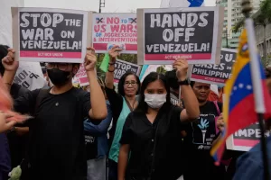 Protesters hold slogans as they denounce the U.S. government and U.S. President Donald Trump after the U.S. captured Venezuelan President Nicolas Maduro during a rally near the U.S. Embassy in Manila, Philippines on Monday, Jan. 5, 2026. (AP Photo/Aaron Favila)





Associate Press/ LaPresse
Only Italy and Spain