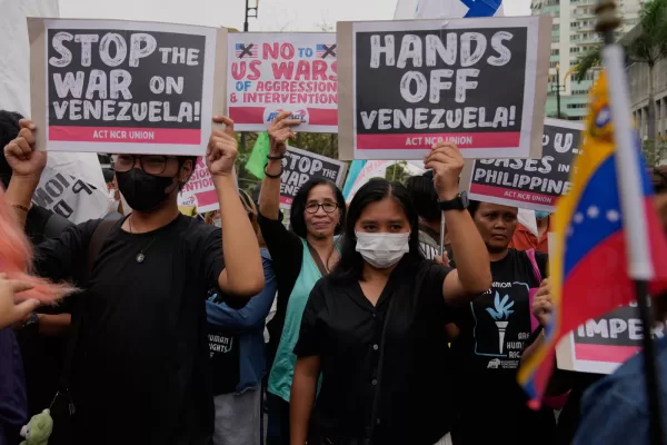 Protesters hold slogans as they denounce the U.S. government and U.S. President Donald Trump after the U.S. captured Venezuelan President Nicolas Maduro during a rally near the U.S. Embassy in Manila, Philippines on Monday, Jan. 5, 2026. (AP Photo/Aaron Favila)





Associate Press/ LaPresse
Only Italy and Spain