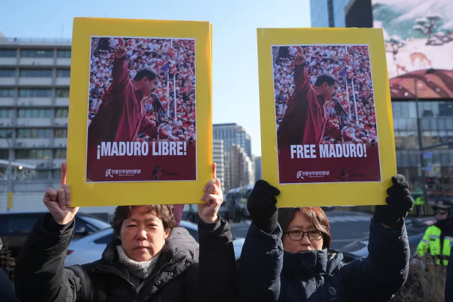 Protesters hold posters during a rally denouncing the U.S. government and President Donald Trump after the U.S. captured Venezuelan President Nicolás Maduro, near the U.S. Embassy in Seoul, South Korea, Monday, Jan. 5, 2026. (AP Photo/Lee Jin-man)





Associate Press/ LaPresse
Only Italy and Spain