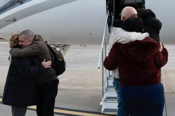 Il Presidente del Consiglio Giorgia Meloni e Antonio Tajani accolgono Alberto Trentini e Mario Burlò rilasciati dopo 14 mesi di detenzione in Venezuela a rientrati in Italia con volo di Stato
DISTRIBUTION FREE OF CHARGE – NOT FOR SALE – Obbligatorio citare la fonte LaPresse/Palazzo Chigi/Filippo Attili